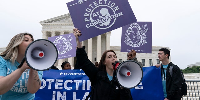 Demonstrators protest outside of the U.S. Supreme Court Tuesday, 할 수있다 3, 2022 워싱턴.
