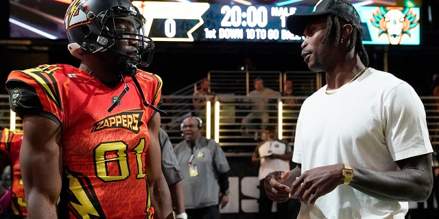 Terrell Owens of the Zappers and Julio Jones talk before the Beasts game during Fan Controlled Football Season v2.0 - Week Four on May 7, 2022, アトランタで, ジョージア.