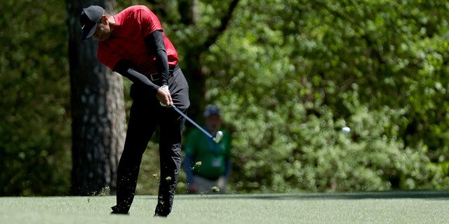 Tiger Woods plays his shot on the 11th hole during the final round of the Masters on April 10, 2022, in Augusta, Georgië.