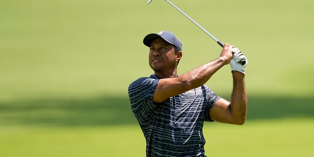يضرب تايجر وودز من الممر في الحفرة الخامسة خلال الجولة الأولى من بطولة الجولف PGA Championship في Southern Hills Country Club ، الخميس 19 مايو 2022 في تولسا ، أوكلاهوما.