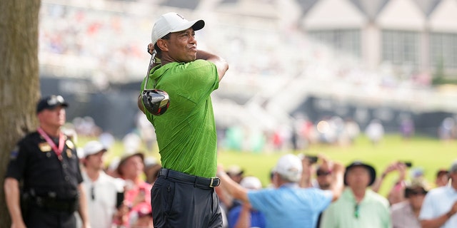 Tiger Woods hits his shot from the 13th tee during the second round of the 2022 PGA Championship at the Southern Hills on May 20, 2022 in Tulsa, 오클라호마. 