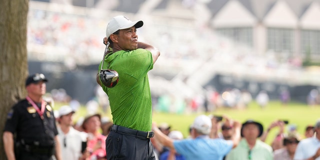Tiger Woods hits his shot from the 13th tee during the second round of the 2022 PGA Championship at the Southern Hills on May 20, 2022 in Tulsa, 오클라호마.