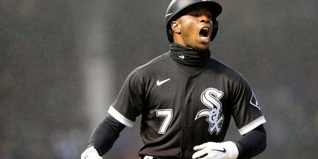 In a misting rain Chicago White Sox's Tim Anderson yells out in celebration of his home run off Chicago Cubs relief pitcher Keegan Thompson during the third inning of a baseball game Tuesday, Mei 3, 2022, in Chicago.