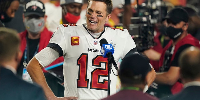 ARCHIVO - El mariscal de campo de los Tampa Bay Buccaneers, Tom Brady (12), es entrevistado en el campo después del partido de fútbol americano NFL Super Bowl 55 contra los Kansas City Chiefs en Tampa, Florida, el domingo 7 de febrero de 2021.