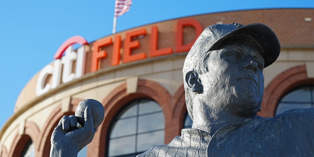 La estatua de Tom Seaver fuera de Citi Field antes de un juego entre los Gigantes de San Francisco y los Mets de Nueva York el 19 de abril de 2022 en Nueva York, NY
