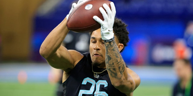 Trent Mcduffie #DB26 of the Washington Huskies runs a drill during the NFL Combine at Lucas Oil Stadium on March 06, 2022 in Indianapolis, Indiana.