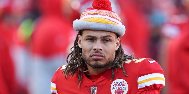 كانساس سيتي تشيفز يحرر السلامة Tyrann Mathieu (32) على الهامش في الربع الأخير من مباراة NFL بين Las Vegas Raiders و Kansas City Chiefs في 12 ديسمبر 2021 في GEHA Field في ملعب Arrowhead في كانساس سيتي ، ميسوري.