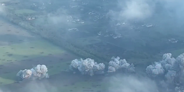 Na oblohe je vidieť stúpať dym po výbuchoch spôsobených ruskou armádou v Novomichalevka na Ukrajine.