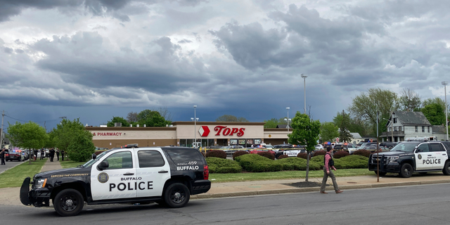 Buffalo Police respond to a shooting at Tops Friendly Market in Buffalo, N.Y., 토요일, 할 수있다 14, 2022.