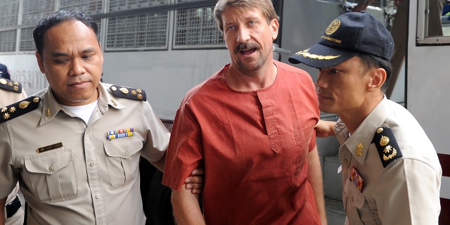 Alleged Russian arms dealer Viktor Bout (C) is escorted by policemen as he arrives for a hearing at the Criminal Court in Bangkok on Aug. 20, 2010.