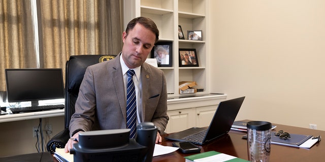  The newly sworn-in Attorney General of Virginia, Jason Miyares works from his office January 19, 2022, in Richmond, 维吉尼亚州. 
