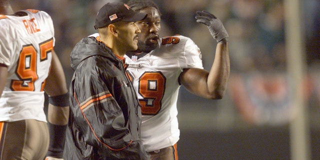 Warren Sapp talks to coach