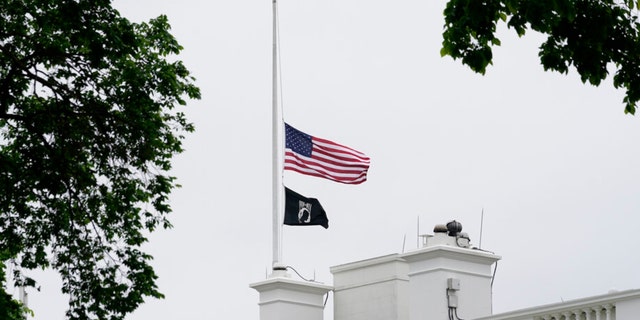 Le drapeau américain flotte en berne à la Maison Blanche à Washington, le jeudi 12 mai 2022, alors que l'administration Biden commémore 1 million de vies américaines perdues à cause du COVID-19. 