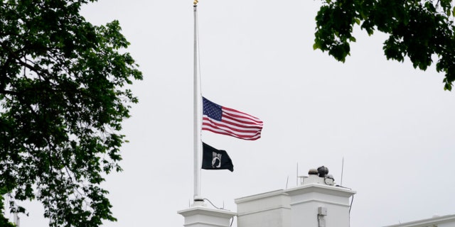 Le drapeau américain flotte en berne à la Maison Blanche à Washington, le jeudi 12 mai 2022, alors que l'administration Biden commémore 1 million de vies américaines perdues à cause du COVID-19. 