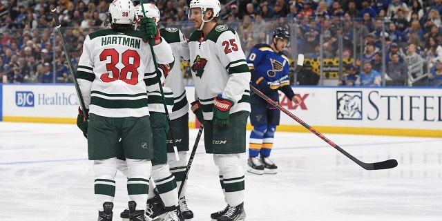 Minnesota Wild's Ryan Hartman (38), Jonas Brodin (25) and teammates celebrate a goal against the St. Louis Blues during the first period in Game 3 of an NHL hockey Stanley Cup first-round playoff series Friday, Maggio 6, 2022, a St. Louis.