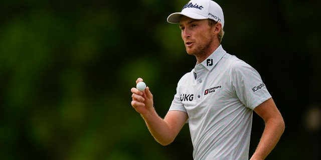 Will Zalatoris salue après avoir fait un putt au huitième trou lors de la dernière ronde du tournoi de golf du championnat PGA au Southern Hills Country Club, dimanche 22 mai 2022, à Tulsa, Okla.