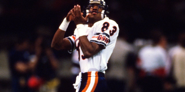 Willie Gault #83 of the Chicago Bears warms up during pregame warm ups prior to the start of Super Bowl XX against the New England Patriots on January 26, 1986 at the Louisiana Superdome in New Orleans, Louisiana.