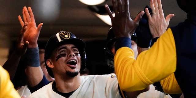 Milwaukee Brewers' Willy Adames celebrates after hitting a two-run home run during the eighth inning of a baseball game against the Cincinnati Reds Thursday, 할 수있다 5, 2022, 밀워키에서.