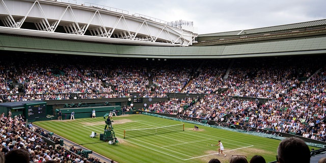 Эшли Барти и Каролина Плишкова во время финала женского одиночного разряда во Всеанглийском клубе лаун-тенниса и крокета 10 июля 2021 года в Лондоне.