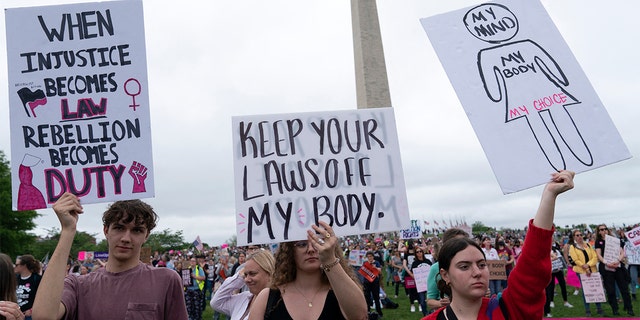 Abortion rights activist rally at the Washington Monument before a march to the U.S. Supreme Court in Washington, Mei 14, 2022. 