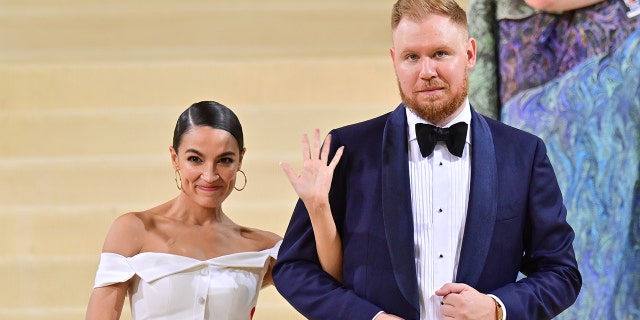 الإسكندرية أوكاسيو كورتيز ورايلي روبرتس يغادران 2021 Met Gala الاحتفال في أمريكا: معجم الموضة في متحف متروبوليتان للفنون في 13 سبتمبر 2021 في مدينة نيويورك.