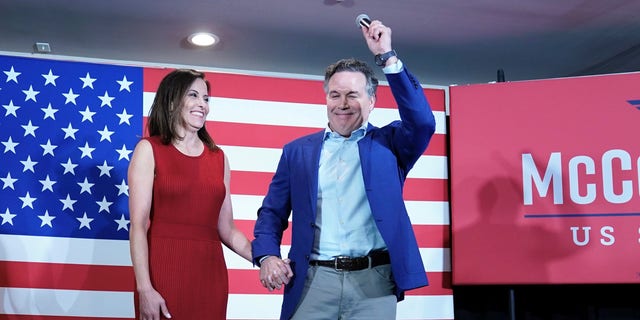 Der republikanische Kandidat für den US-Senat von Pennsylvania, Dave McCormick Right, und seine Frau Tina Powell sprechen mit Unterstützern während der Returns Watch Party bei den Vorwahlen in Pennsylvania am Dienstag, den 17. Mai 2022 in Pittsburgh. 