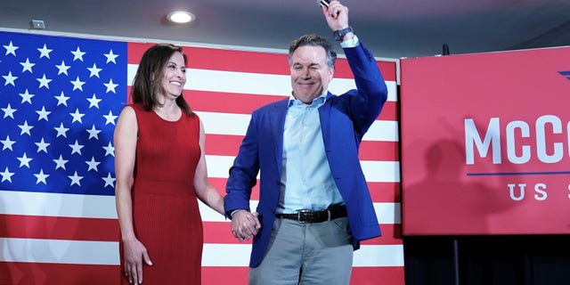 Der republikanische Kandidat für den US-Senat von Pennsylvania, Dave McCormick Right, und seine Frau Tina Powell sprechen mit Unterstützern während der Returns Watch Party bei den Vorwahlen in Pennsylvania am Dienstag, den 17. Mai 2022 in Pittsburgh. 