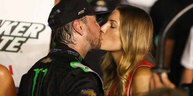 Kurt Busch kisses his wife Ashley Van Metre after winning the Quaker State 400 at Kentucky Speedway in Sparta, 키., 칠월 13, 2019.