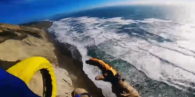 Tripulación de helicóptero de California rescata a hombre atrapado en acantilado de 500 pies, muestra video