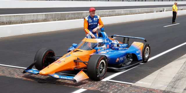 Dixon won the 2008 印地 500 from pole position.