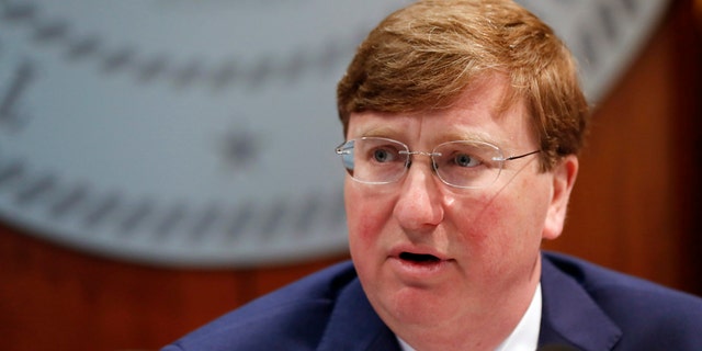 Goewerneur. Tate Reeves speaks about selecting Burl Cain, the former warden of the Louisiana State Penitentiary, commonly known as Angola, as the new commissioner of the Mississippi Department of Correction, during Reeves' daily coronavirus update for media in Jackson, Mej., Woensdag, Mei 20, 2020.