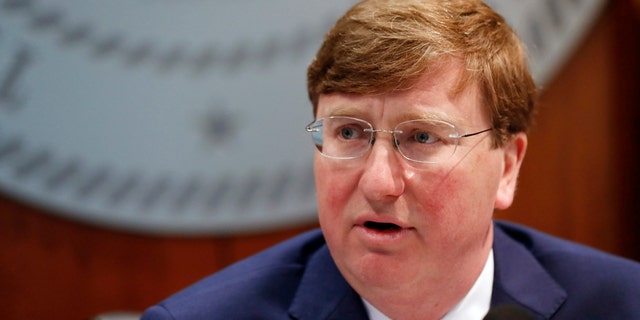 政府. Tate Reeves speaks about selecting Burl Cain, the former warden of the Louisiana State Penitentiary, commonly known as Angola, as the new commissioner of the Mississippi Department of Correction, during Reeves' daily coronavirus update for media in Jackson, Miss., 星期三, 可能 20, 2020.