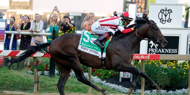 Jose Ortiz atop Early Voting wins the 147th running of the Preakness Stakes horse race at Pimlico Race Course, Sabato, Maggio 21, 2022, a Baltimora.