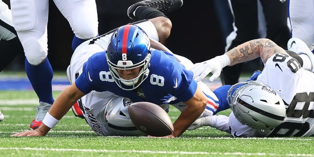 Daniel Jones (8) of the New York Giants in action against the Las Vegas Raiders at MetLife Stadium November 7, 2021, in East Rutherford, NJ