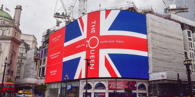LONDRES, ROYAUME-UNI - 05/30/2022 : un Union Jack avec une célébration de la reine (par John Lewis et Waitrose) est affiché sur Piccadilly Lights à Piccadilly Circus pour le jubilé de platine, à l'occasion du 70e anniversaire de l'adhésion de la reine au trône.
