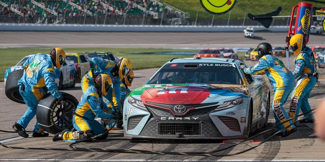 Kyle Busch's crew set a new four-tire pit stop record at 8.96 秒.