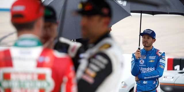 カイル・ラーソンは延期されたときにドーバーでレースをリードしていた.