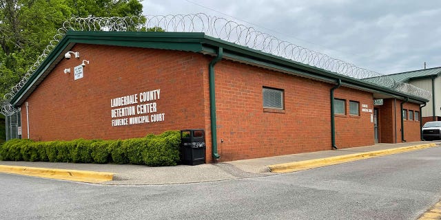 Photo shows the exterior of Lauderdale County Detention Center in Florence, Alabama, where Casey White had been transferred while awaiting trial for a 2015 murder.