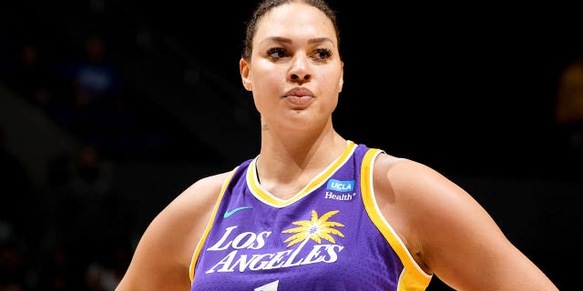 Liz Cambage of the Los Angeles Sparks looks on during the game against the Minnesota Lynx on May 17, 2022, at Crypto.Com Arena in Los Angeles, Kalifornië.