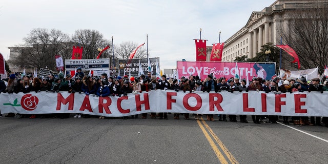 Activistas pro-vida marchan durante la 49.ª manifestación anual March for Life en el National Mall el 21 de enero de 2022 en Washington, DC.  La manifestación atrae a activistas de todo el país que piden a la Corte Suprema de los Estados Unidos que revoque Roe v.  Wade, quien legalizó el aborto en todo el país. 