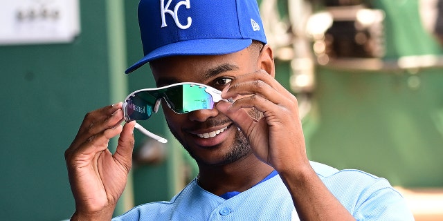 لاعب وسط كانساس سيتي رويالز مايكل تايلور (2) يفحص نظارته الشمسية قبل مباراة MLB بين مينيسوتا توينز وكانساس سيتي رويالز في 21 أبريل 2022 في استاد كوفمان ، كانساس سيتي ، ميزوري.