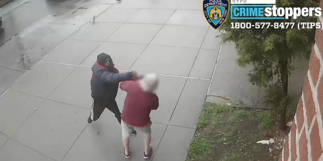 Hombre de Nueva York arrestado por presuntamente agredir a un anciano captado en cámara