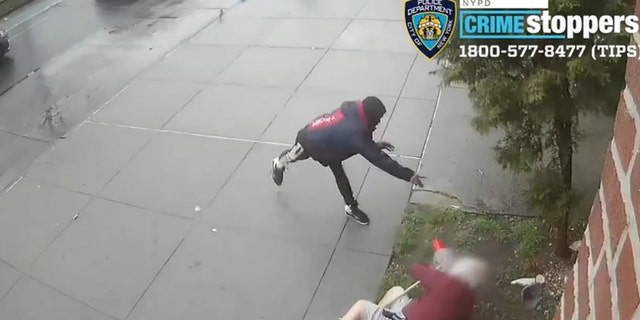En esta imagen fija del video de vigilancia, el sospechoso arroja un vaso lleno de líquido a la víctima.