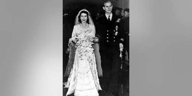 La princesse Elizabeth quitte l'abbaye de Westminster à Londres avec son mari, le duc d'Édimbourg, après leur mariage le 20 novembre 1947.