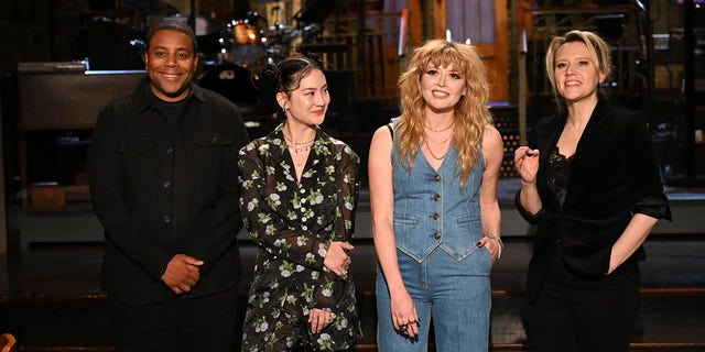 Cast members Kate McKinnon and Kenan Thompson stand with guest-host Natasha Lyonne and musical guest Japanese Breakfast before the May 21, 2022, season finale. 