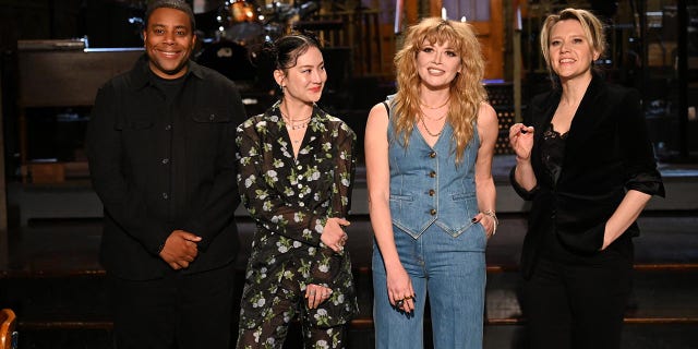 Cast members Kate McKinnon and Kenan Thompson stand with guest-host Natasha Lyonne and musical guest Japanese Breakfast before the May 21, 2022, season finale. 