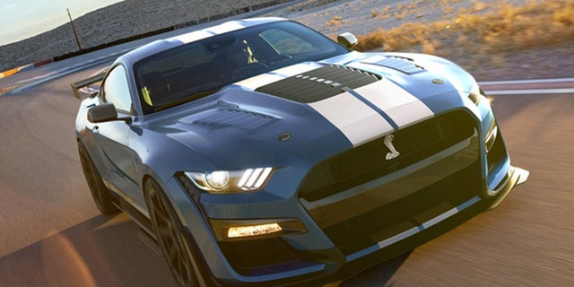 The hood of the Hertz Mustang is identical to the Mustang Shelby GT500SE's.