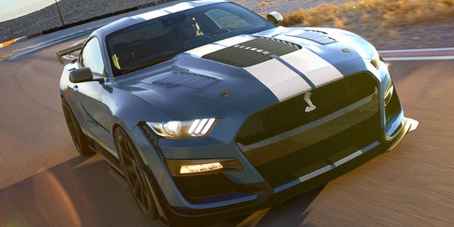 The hood of the Hertz Mustang is identical to the Mustang Shelby GT500SE's.