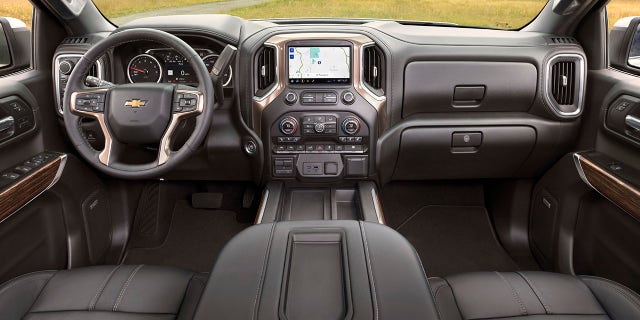 The 2019-2021 Chevrolet Silverado interior received low marks from critics.