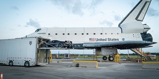 Ver: el superdeportivo estadounidense SSC Tuatara alcanza las 295 mph en la pista del transbordador espacial